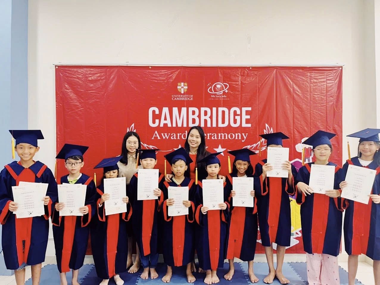 Chúc mừng các cong nhận chứng chỉ CAMBRIDGE